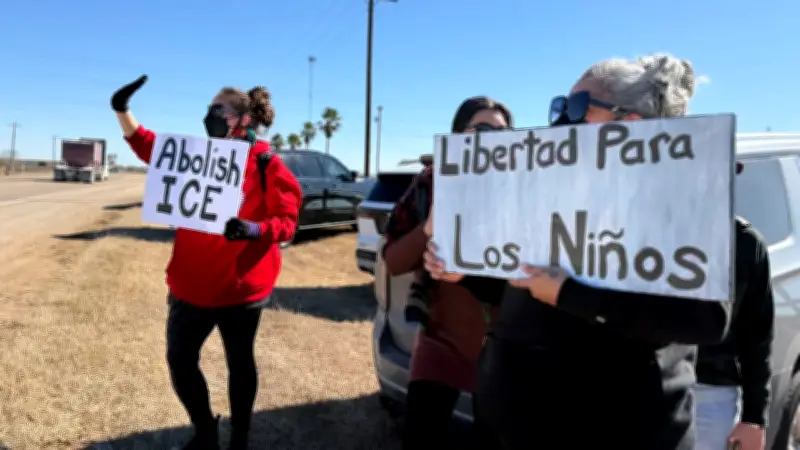 Demanda en Texas acusa al ICE de negar medicamentos a niña migrante de 18 meses tras hospitalización