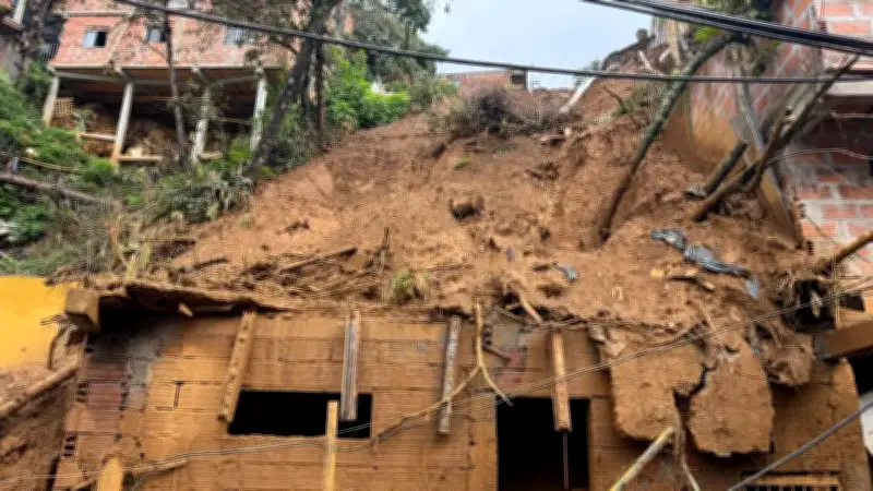 Demolición de 12 viviendas en alto riesgo en el centrooriente de Medellín