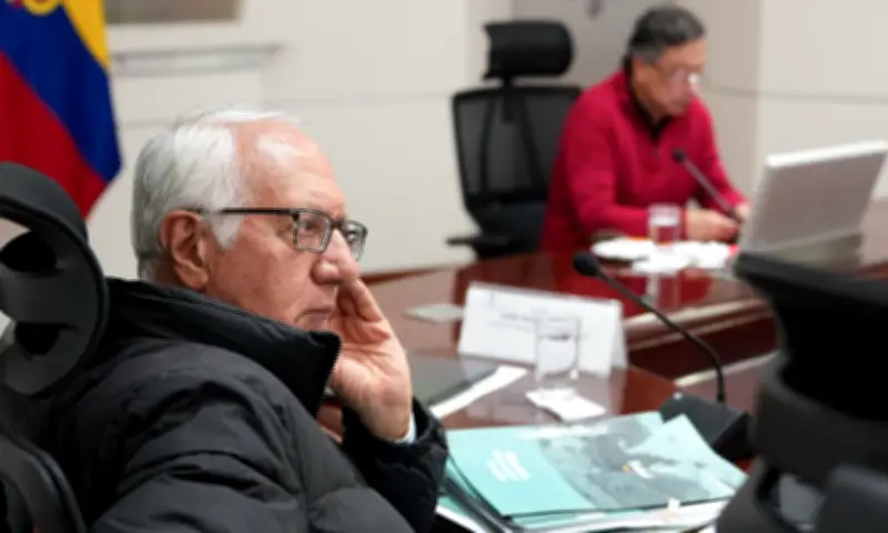 Denuncian millonarios nombramientos a familiares del ministro de Salud Guillermo Alfonso Jaramillo