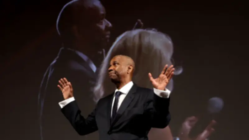 Denzel Washington revela su mantra de vida: 'Si rezas por lluvia, lidia con el barro'