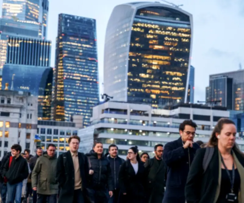 Desempleo en Reino Unido alcanza su nivel más alto en cinco años, presionando al Banco de Inglaterra