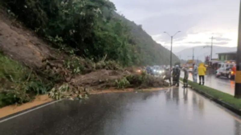 Desprendimiento de tierra cierra Autopista Medellín-Bogotá tras fuertes lluvias en Antioquia