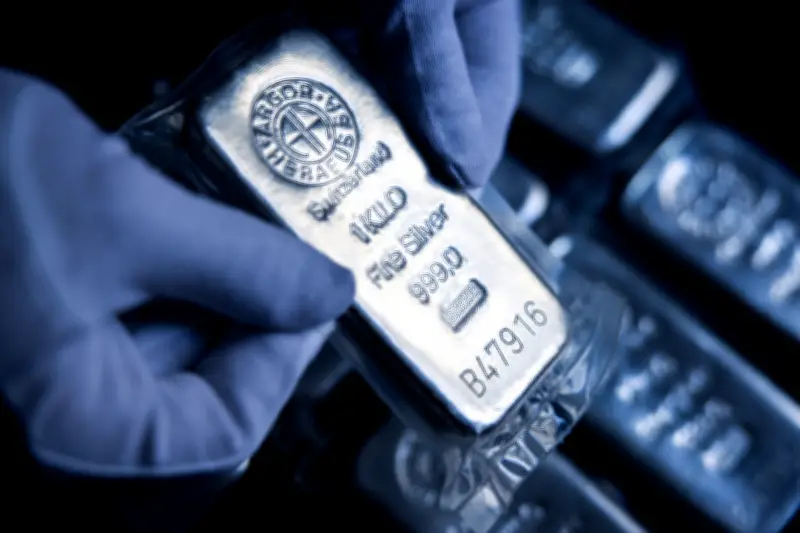 DIAN subasta joyas, oro y vehículos decomisados en evento nacional