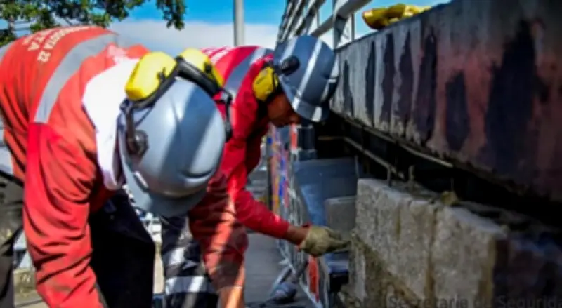Distrito sella más de diez huecos bajo puente NQS para combatir la delincuencia en Bogotá