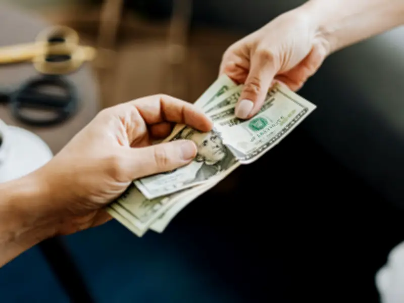 Dólar cae en Colombia ante ajuste de expectativas sobre tasas de interés en EE.UU.