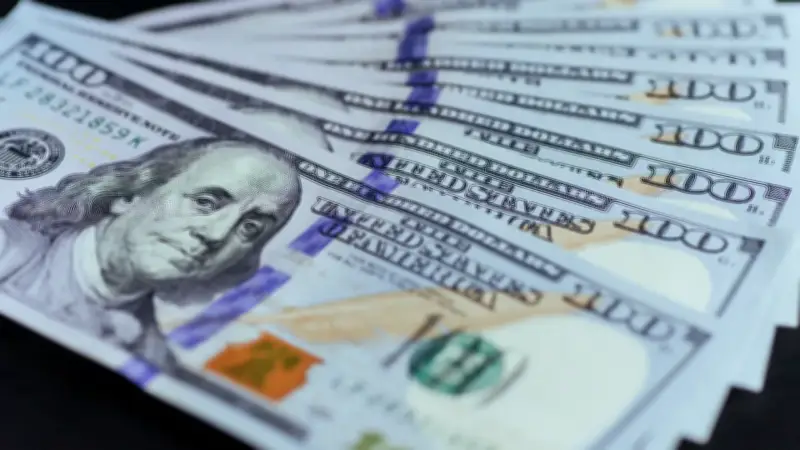 Dólar cierra a la baja en Colombia tras jornada volátil el 17 de febrero de 2026