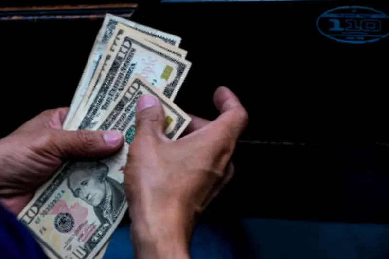 Dólar en Colombia inicia con leve alza este martes mientras mercados esperan datos clave