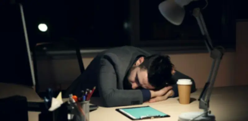Dormir mal: crisis silenciosa que afecta la productividad laboral mundial