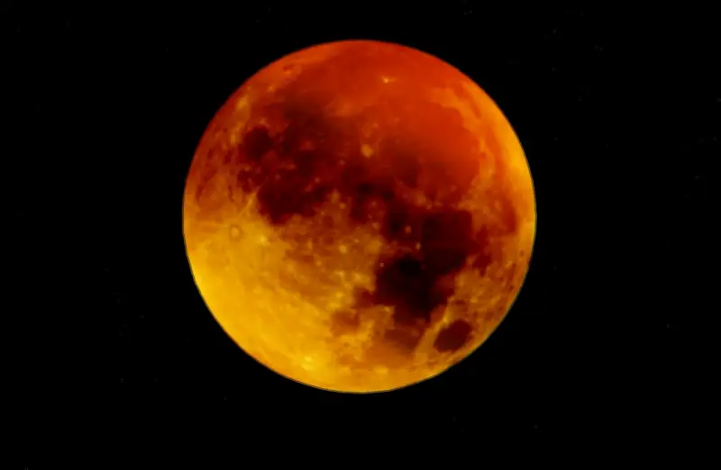 Eclipse lunar total teñirá la Luna de rojo en Colombia este 3 de marzo