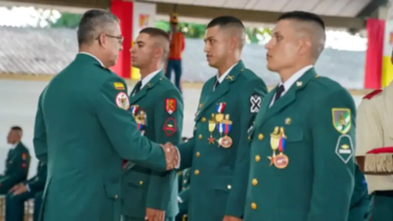 Ejército colombiano asciende a 604 nuevos suboficiales para reforzar seguridad electoral