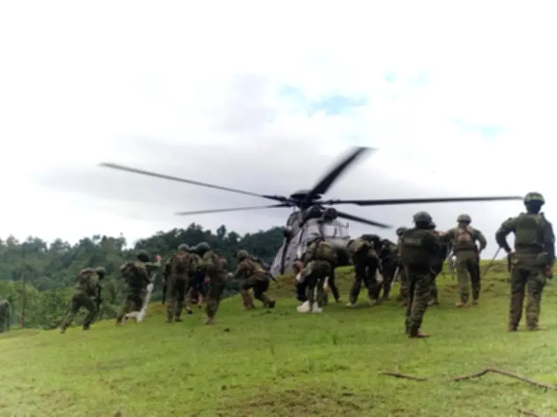 Ejército de Ecuador captura a nueve disidentes de las FARC en frontera con Colombia