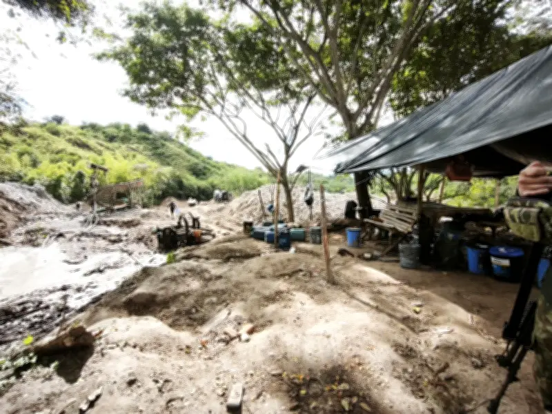 Ejército destruye maquinaria de minería ilegal del ELN en operativo en El Patía, Cauca