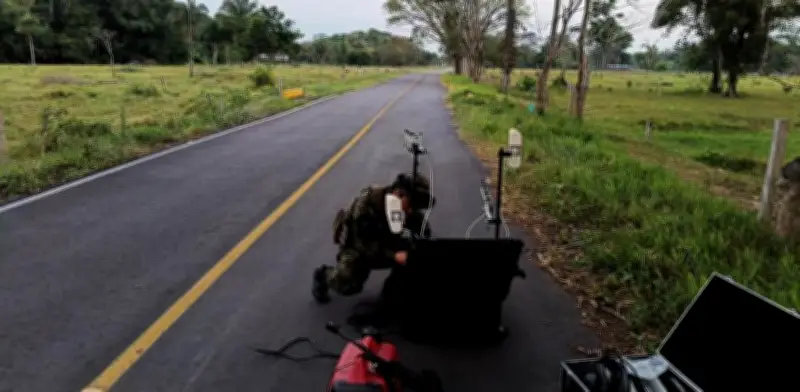 Ejército neutraliza explosivo en Arauca, enfrentamientos en Caquetá y rescata menores en Valle