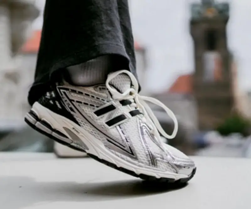 El boom de las zapatillas plateadas: tendencia que domina las búsquedas en España