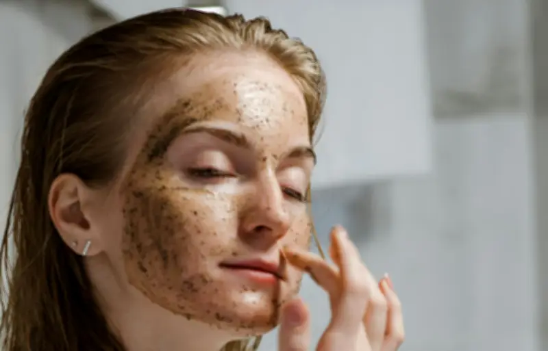 El café se consolida como ingrediente cosmético clave en rutinas de belleza consciente