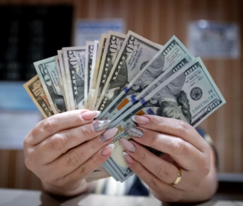 El dólar inicia al alza en Colombia tras volatilidad por impacto de la IA en mercados globales