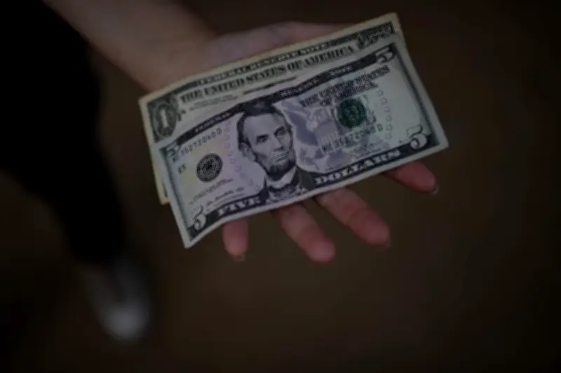 El dólar inicia la semana con leve alza tras feriado en EE.UU. y datos del PIB colombiano