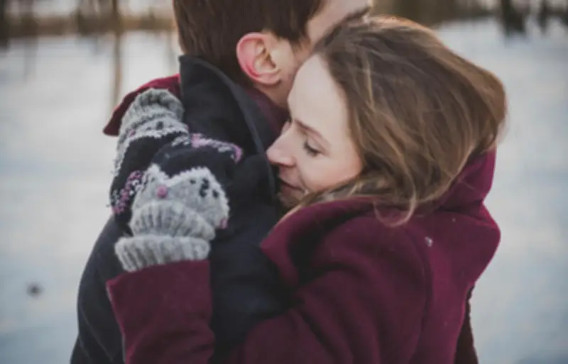 El hambre de piel: por qué el contacto físico es vital para la salud mental y física