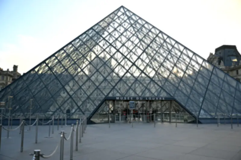 El Louvre en París cierra parcialmente por huelga indefinida del personal
