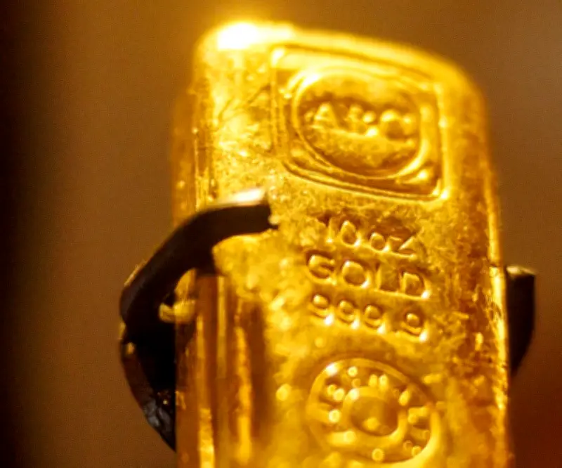 El oro cae a US$5.007,70 por onza por fortaleza del dólar y baja liquidez