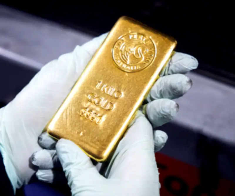 El oro sube más de 1% mientras inversores aguardan minutas de la FED