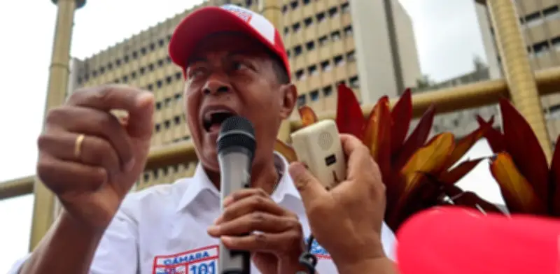 El 'Profe González' busca reelección en el Valle con la educación como bandera política