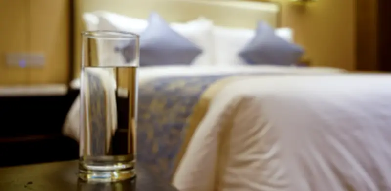 El ritual del vaso con agua junto a la cama que recomienda el Feng Shui para armonizar el ambiente