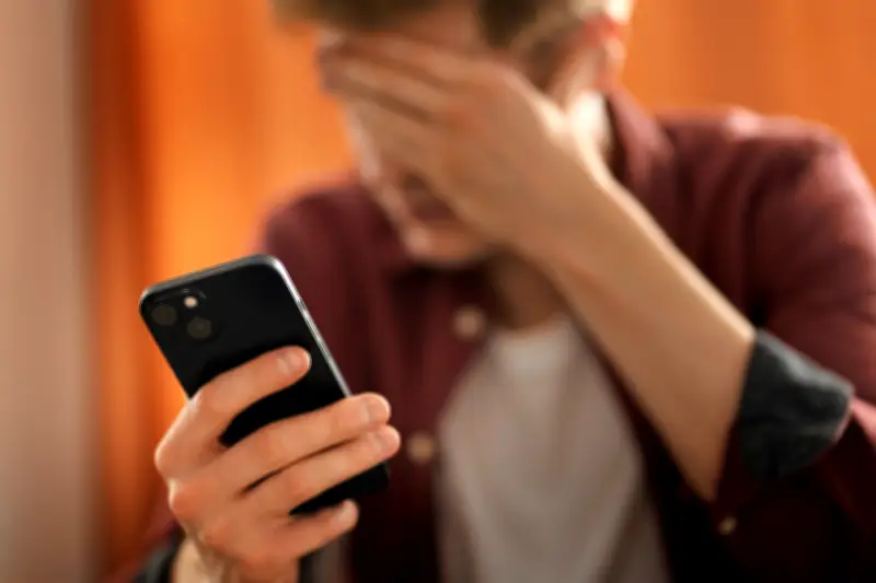 El teléfono sobre la mesa: el revólver silencioso que fragmenta nuestras conversaciones