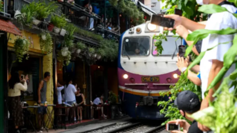 El tren de Hanói: una vía que pasa a centímetros de viviendas y turistas en Vietnam