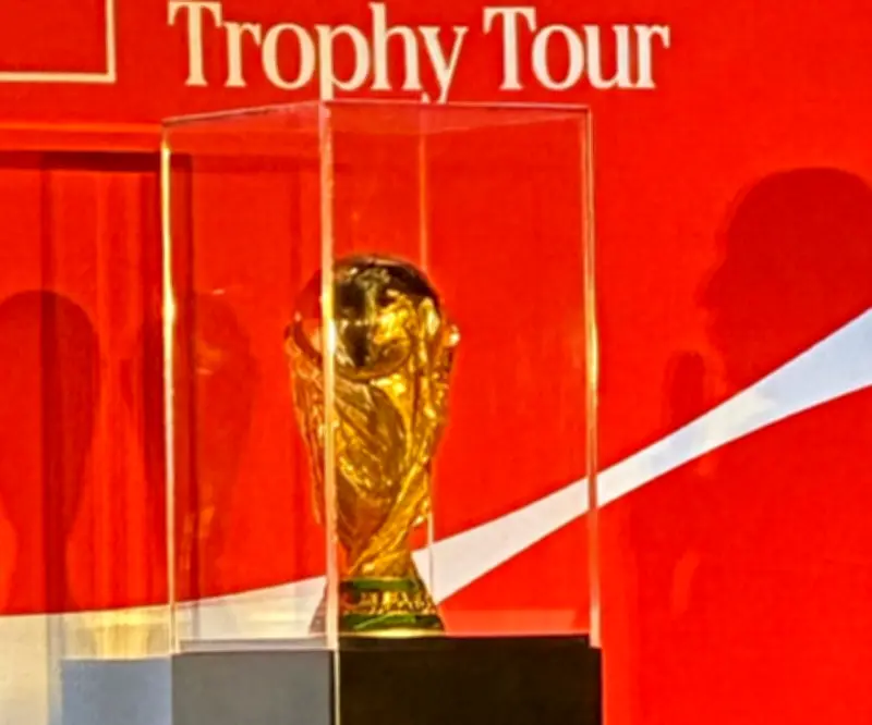 El Trofeo del Mundial 2026 llega a Bogotá y evoca la memoria histórica del fútbol