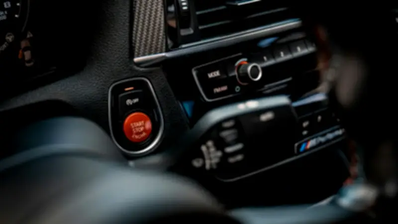 Eliminan botón de autostop en carros modernos para ahorrar combustible