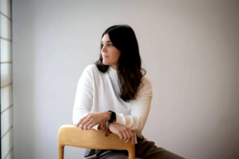 Elvira Sastre presenta 'En defensa de la memoria', un libro que fusiona fotografía analógica y texto