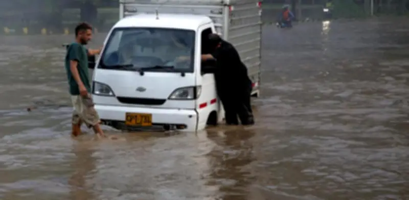 Emergencias en Cali por fuerte aguacero: inundaciones, caída de árboles y personas atrapadas
