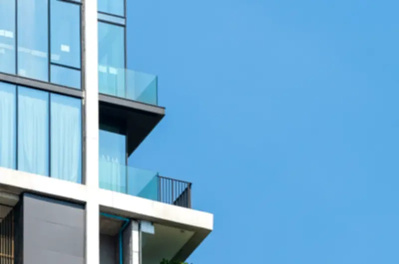 Empresario cofundador de Asos fallece en Tailandia tras caída desde hotel de lujo