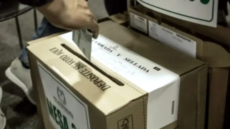 Encuesta Presidencial: Cepeda lidera intención de voto pero necesitaría segunda vuelta