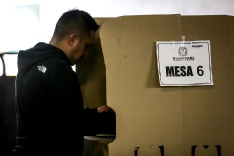 Encuesta revela: Jóvenes colombianos quieren votar en 2026 pero no se sienten representados