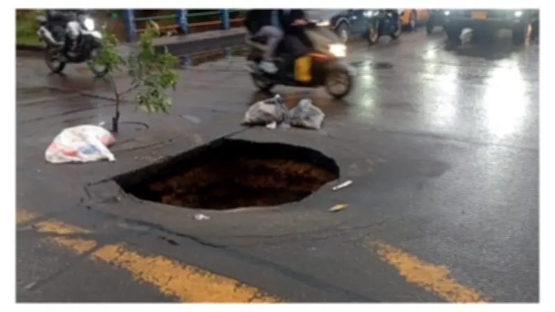 Enorme cráter en Puente Aranda pone en riesgo puente y movilidad en Bogotá