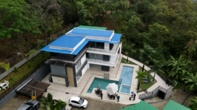 Esposa de narcotraficante colombiano enfrenta fallo judicial en España por mansión de 10 mil millones