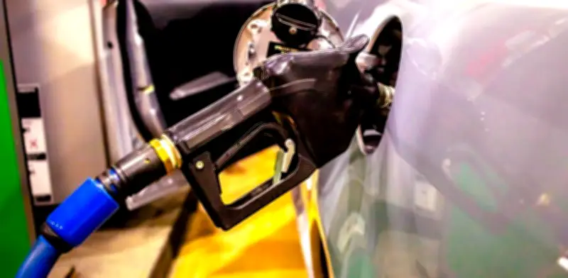 Estaciones de gasolina que no reducen precio enfrentan sanciones severas del gobierno