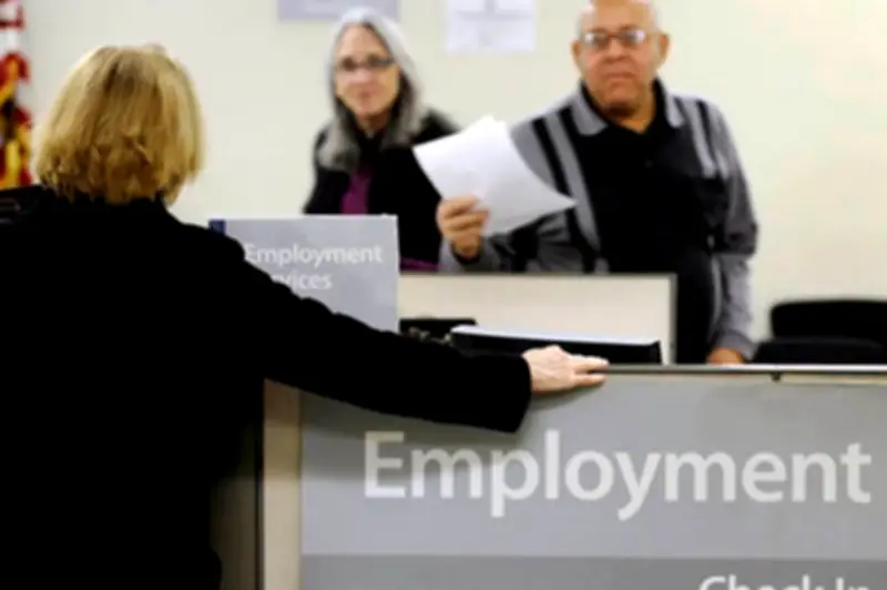 Estados Unidos enfrenta un 'boom sin empleo' histórico con fuerte crecimiento del PIB pero estancamiento laboral