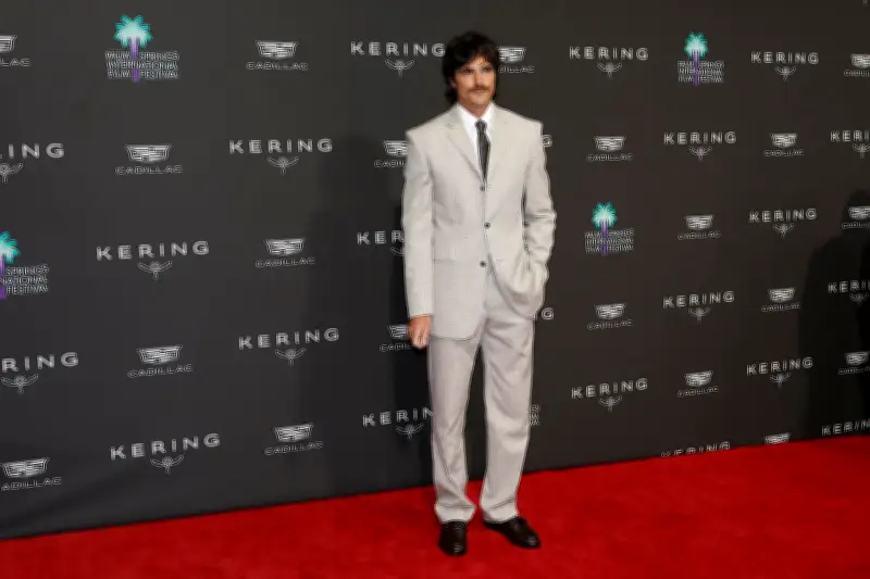 Estrellas de Hollywood redefinen la moda masculina en las alfombras rojas de 2026