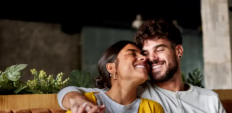 Estudio revela qué buscan realmente hombres y mujeres en relaciones actuales: amor vs estabilidad
