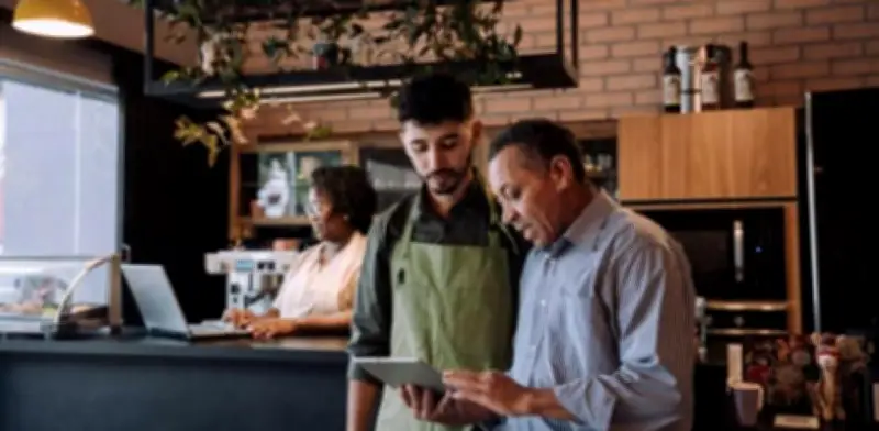 Estudio revela que compras fragmentadas y controladas dominan el consumo en tiendas de barrio colombianas