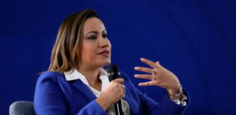 Exministra Carolina Corcho promete revivir reforma a la salud si llega al Senado