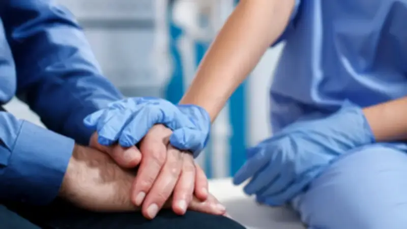 Exministros de Salud urgen al Gobierno a corregir rumbo tras muerte de niño por falta de medicamentos