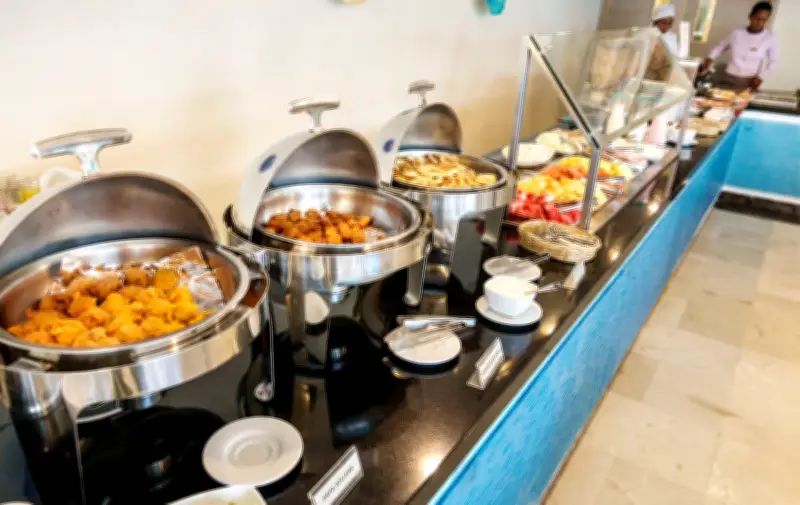 Expertos advierten sobre graves riesgos de intoxicación en buffets y comida fuera de casa