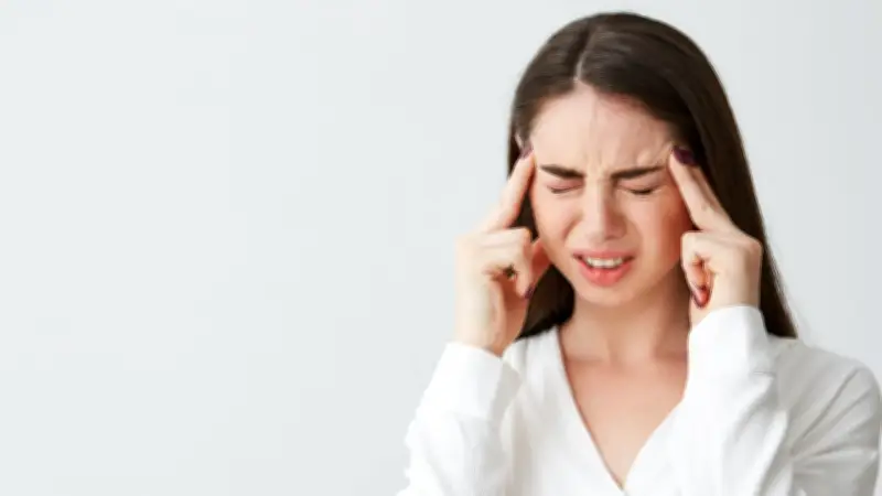 Expertos revelan causas desconocidas que pueden desencadenar migrañas severas