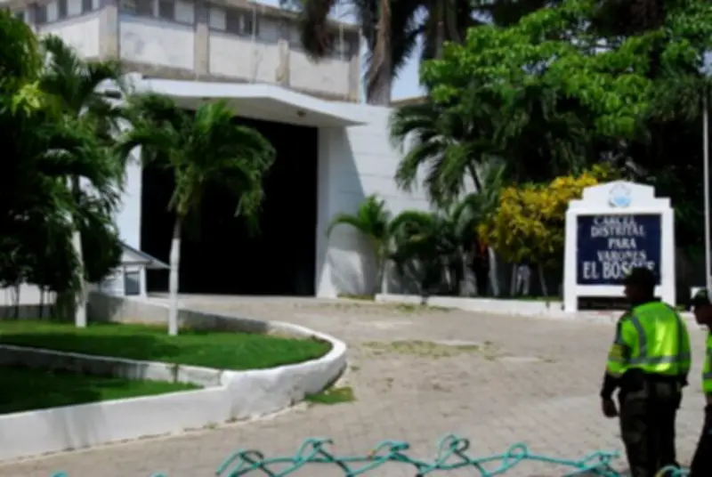 Explosión en cárcel de Barranquilla deja dos guardas lesionados por ataque en motocicleta