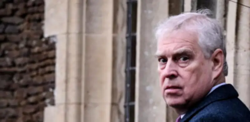 Expríncipe Andrés arrestado en su cumpleaños: así registró la prensa británica el operativo policial