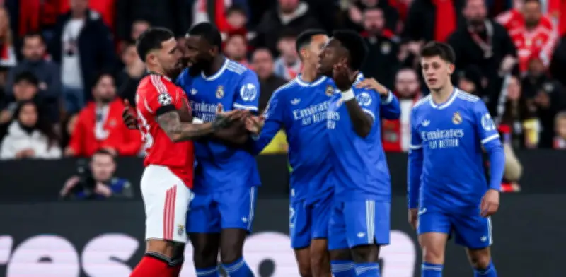 Exárbitro Castrilli arremete contra Vinícius y la UEFA por sanción a Prestianni en caso de racismo